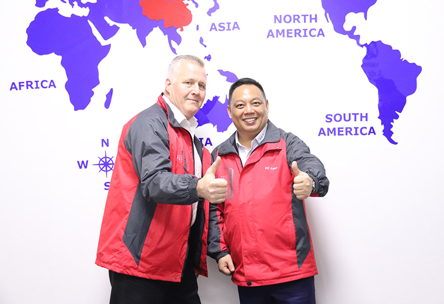 與國外研發(fā)工程師合影